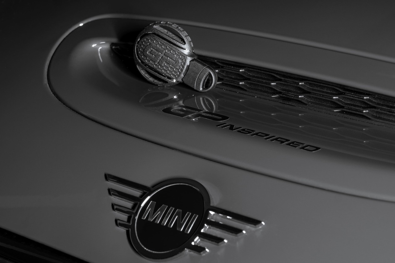 MINI John Cooper Works Clubman – решетка радиатора – эмблема JCW